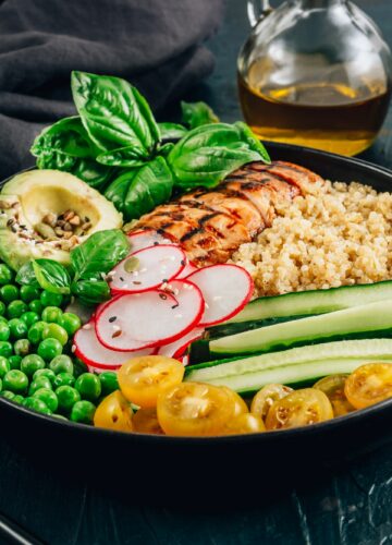 Healthy salad bowl with quinoa and chicken