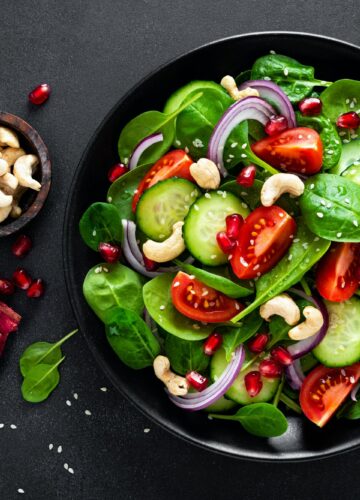 Spinach salad with vegetables and nuts
