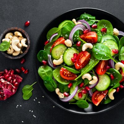 Spinach salad with vegetables and nuts
