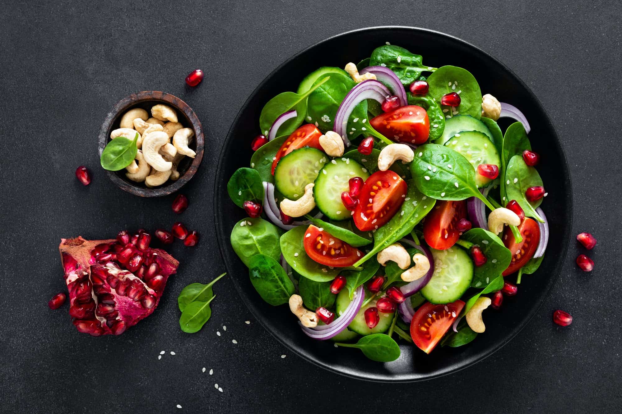 Spinach salad with vegetables and nuts